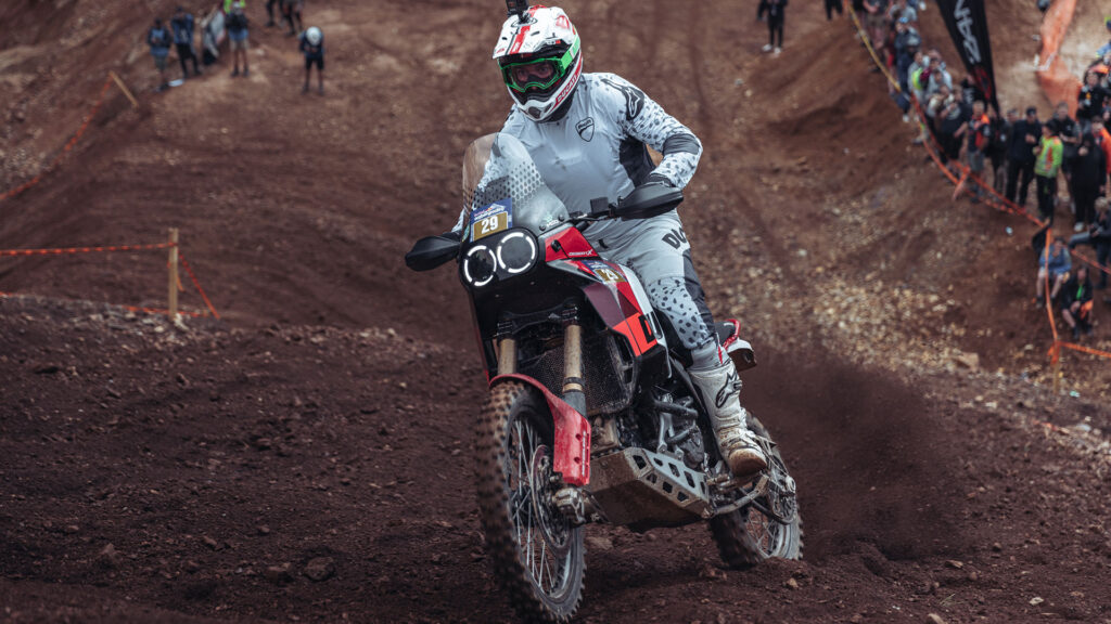Vídeo: Antoine Meo demuestra lo que el talento puede hacer sobre una DesertX 11 02_DESERTX_ERZBERGRODEO_2023_UC521986_High