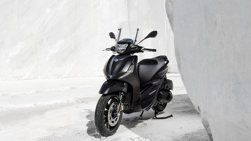 Los Piaggio Beverly y MP3 se benefician de una nueva gráfica 11 03-Piaggio-Beverly-Deep-Black
