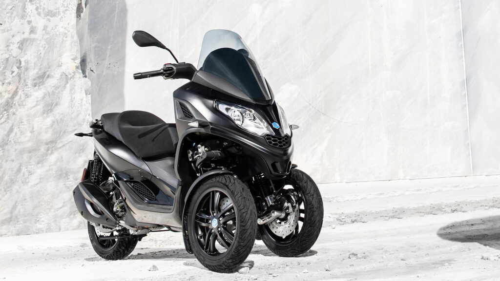 Muévete por tu ciudad con el Piaggio MP3 300 y ahórrate 500 euros, con el seguro gratis 12 Piaggio MP3 300 Deep Black