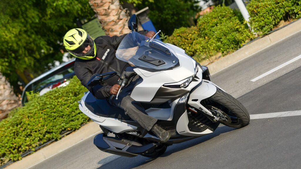 Prueba KYMCO Xciting 400 VS: Un paso más 15 KYMCO Xciting 400 VS 2023 accion 1