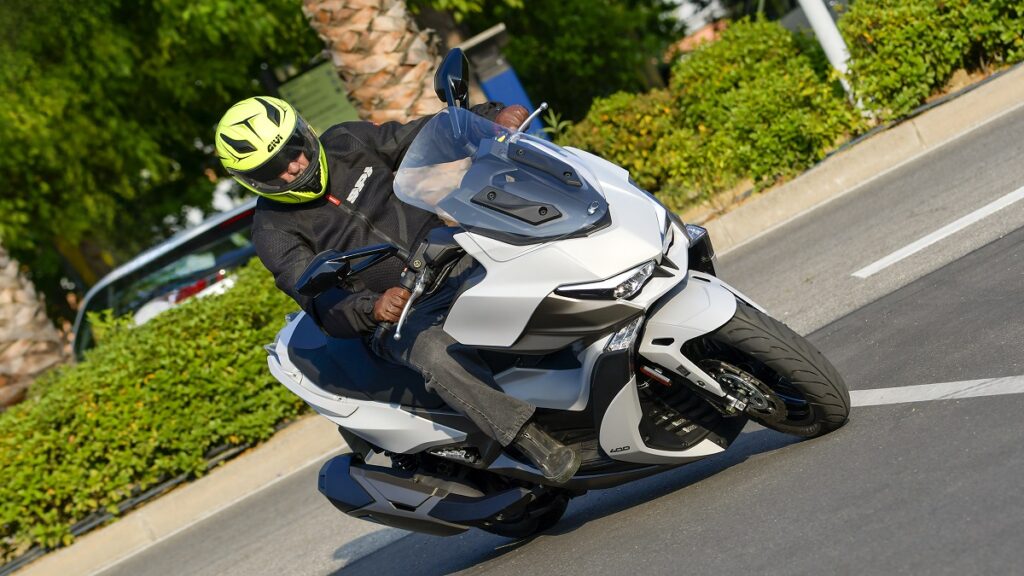 KYMCO Xciting 400 VS 2023 accion 1