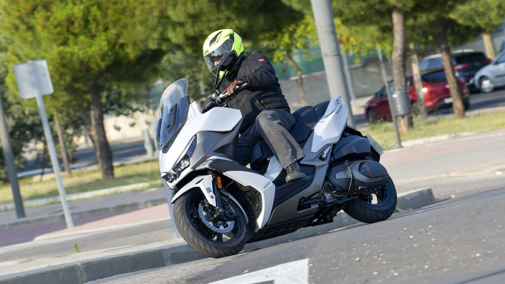 Prueba KYMCO Xciting 400 VS: Un paso más 19 KYMCO Xciting 400 VS 2023 accion 2