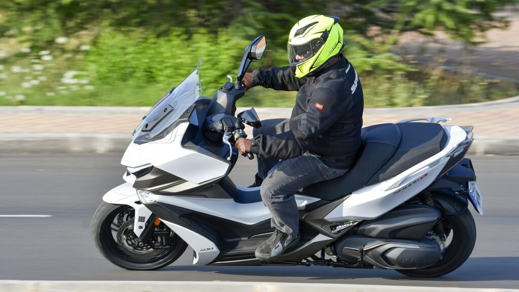 Prueba KYMCO Xciting 400 VS: Un paso más 16 KYMCO Xciting 400 VS 2023 accion 4