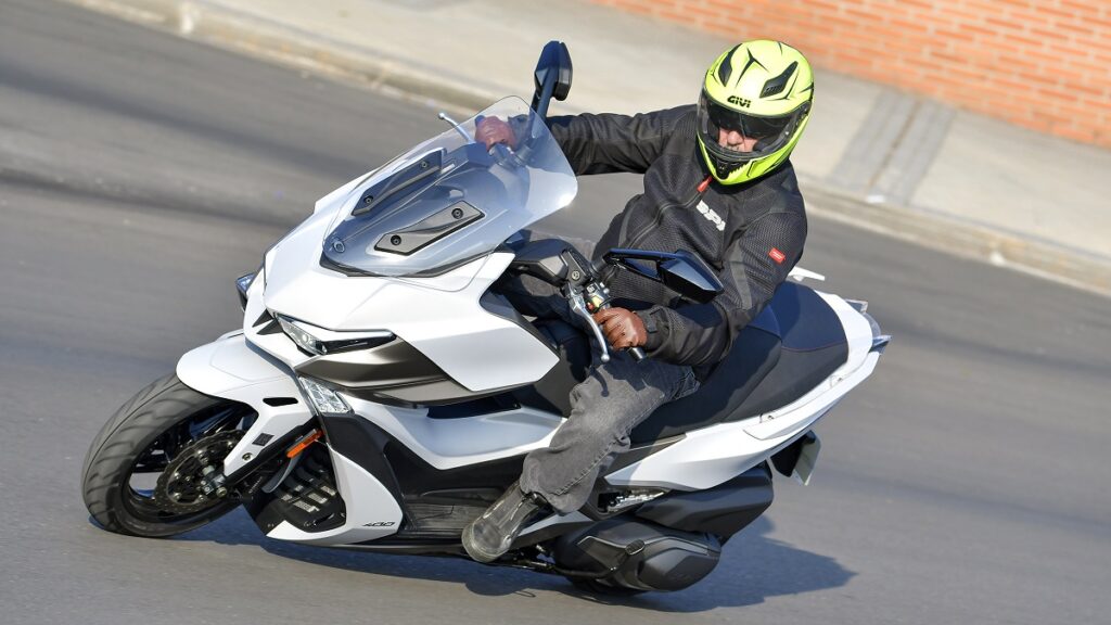 Prueba KYMCO Xciting 400 VS: Un paso más 17 KYMCO Xciting 400 VS 2023 accion 5