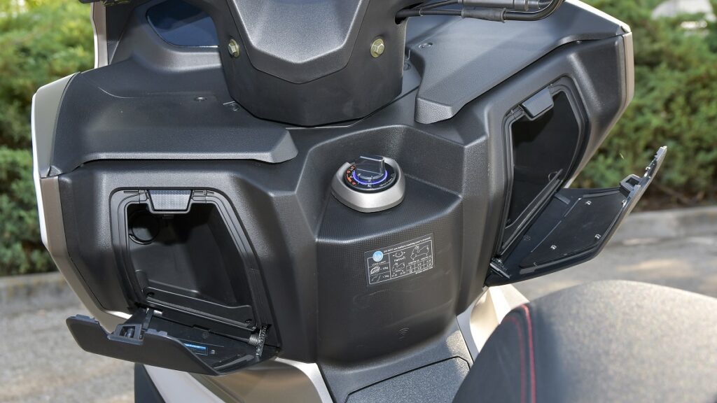 Prueba KYMCO Xciting 400 VS: Un paso más 14 KYMCO Xciting 400 VS 2023 detalles 2