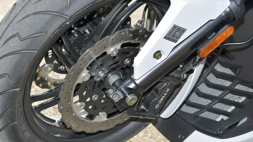 Prueba KYMCO Xciting 400 VS: Un paso más 18 KYMCO Xciting 400 VS 2023 detalles 3