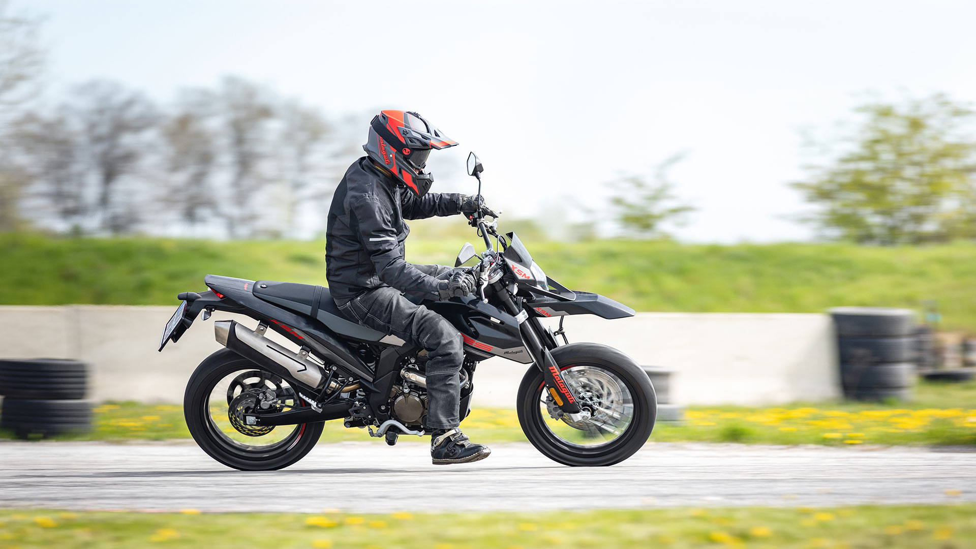 Malaguti presenta la nueva XSM 125: supermoto urbana 7 NDP_MALAGUTI_XSM125_ACCION_(4)