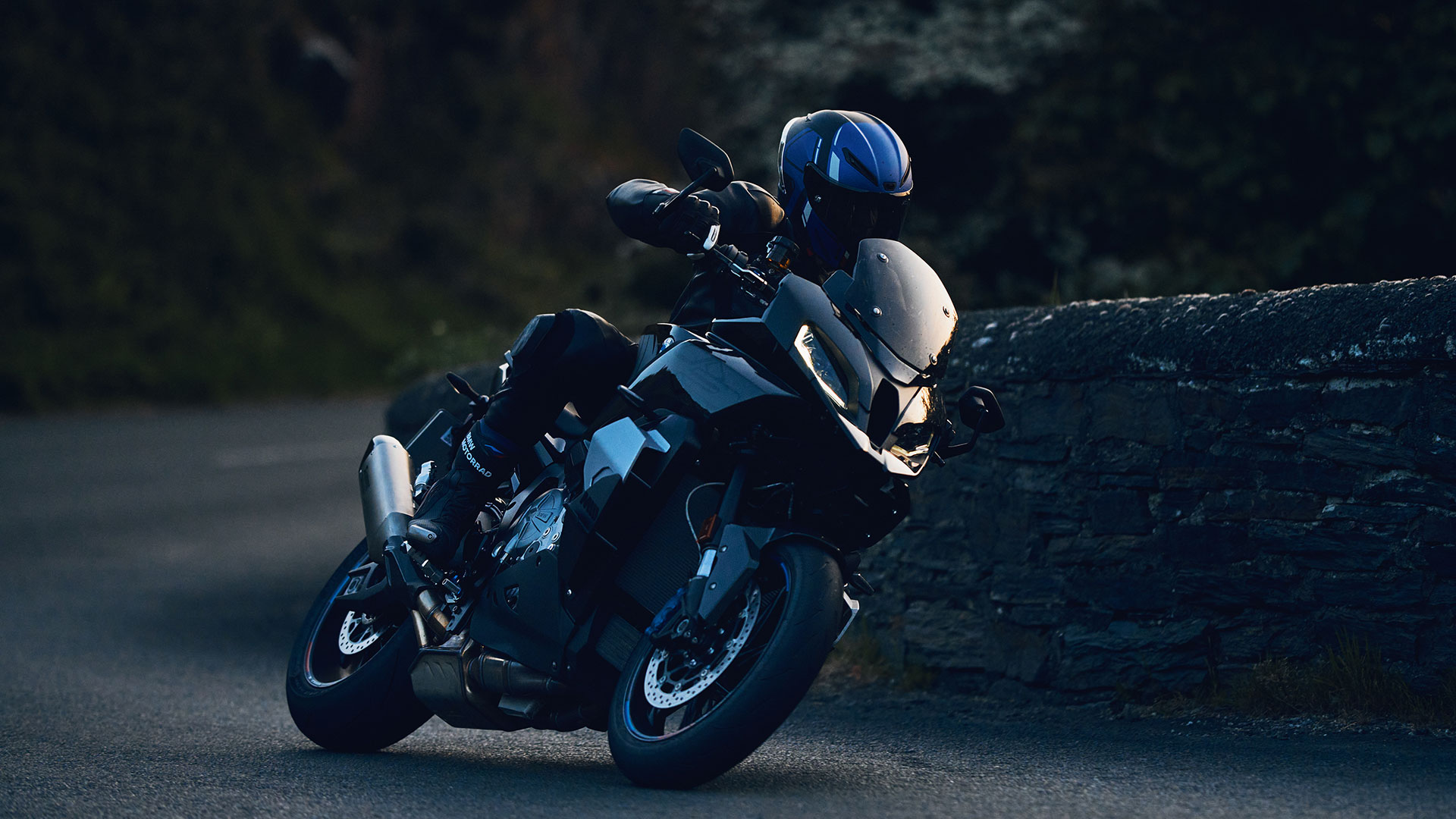 BMW M 1000 XR: cuando deportividad extrema y alma rutera van de la mano 3 P90507437_highRes_bmw-m-1000-xr-protot