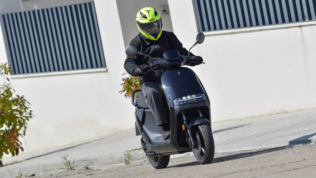 Prueba Segway eScooter E300SE: Llega un líder 23 SEGWAY E300SE 2023 accion 2