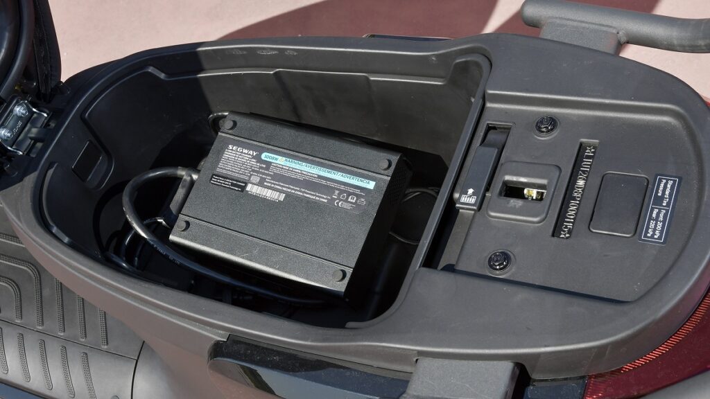 Scooter eléctrico: uso y aprovechamiento máximo de las capacidades del Segway E300SE como vehículo de movilidad urbana 14 Segway E300SE 2023
