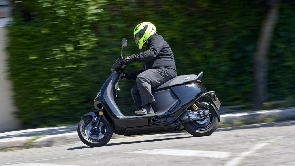 Prueba Segway eScooter E300SE: Llega un líder 22 SEGWAY E300SE accion 2023 1