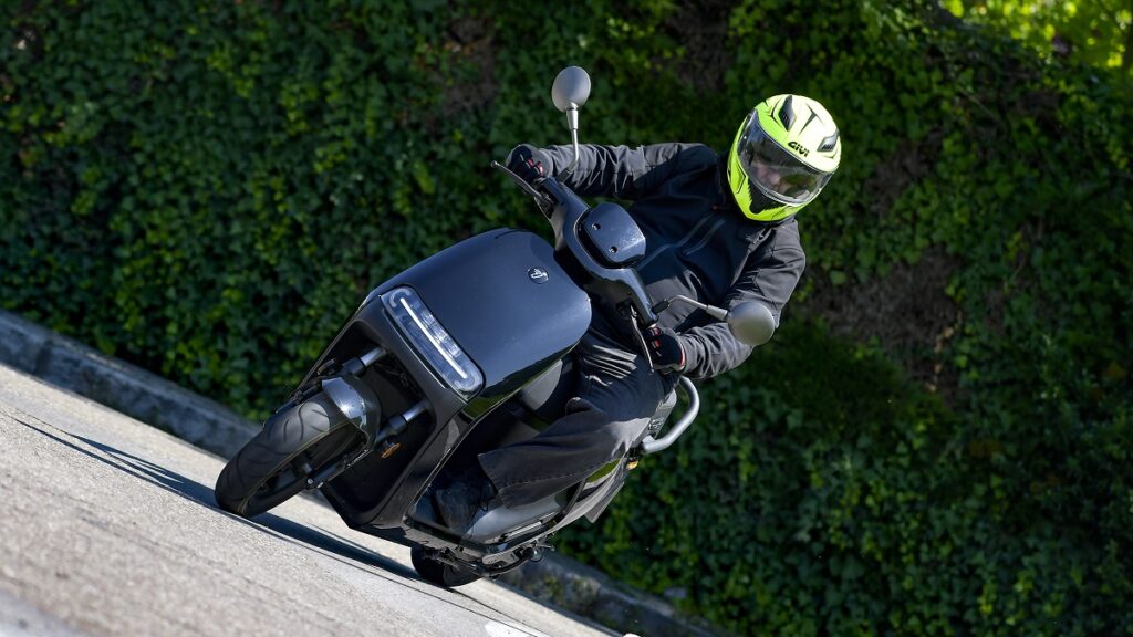 Prueba Segway eScooter E300SE: Llega un líder 18 SEGWAY E300SE accion 2023 3