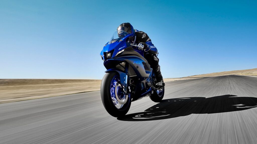 Yamaha R7: la unión de dos mundos perfectamente sincronizados 12 Yamaha r7 accion circuito recta 2023