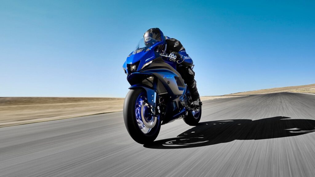 Yamaha r7 accion circuito recta 2023