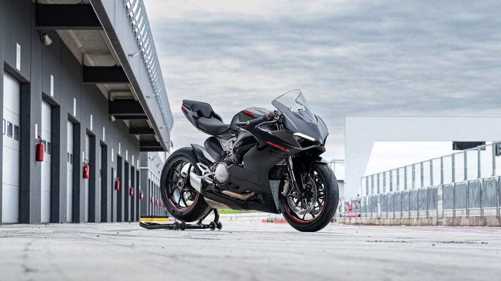 Ducati lo apuesta todo el negro con la nueva decoración de la Panigale V2 9 ducati-panigale-v2-black-on-black-2023