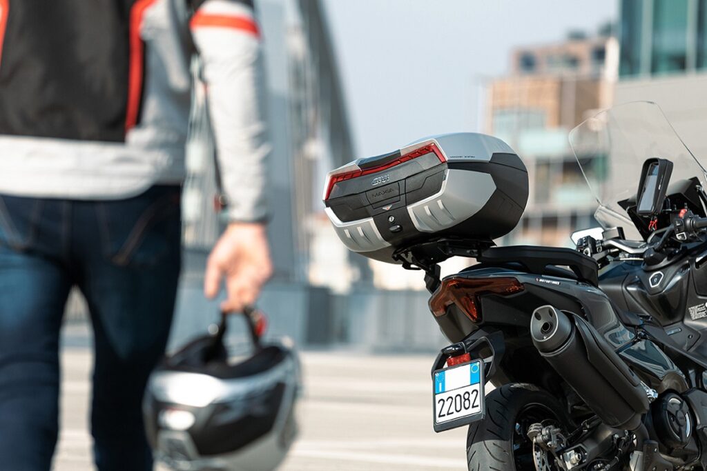 Equipamiento Givi: Mejora las capacidades de tu moto 9 givi Maxia5 ambiente