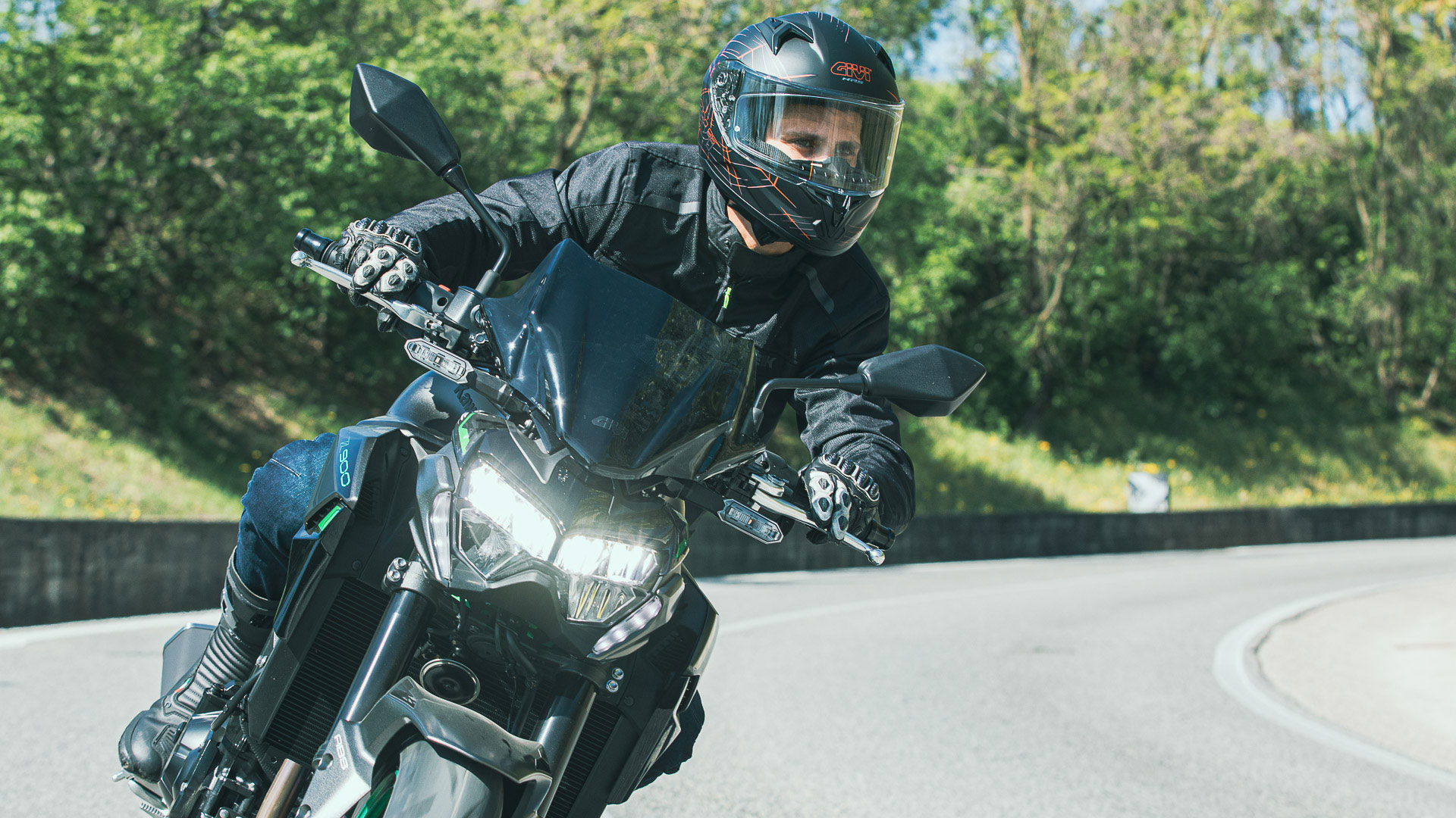 Ya puedes prepararte para las vacaciones de verano con el nuevo casco de GIVI 8 ndp_givi_507_accion_(1)