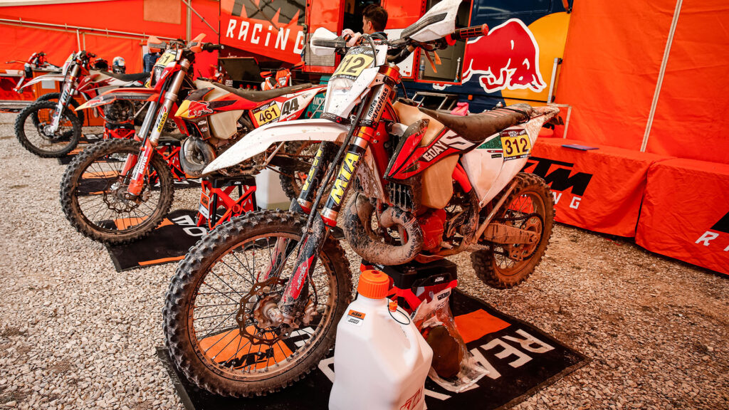 KTM refuerza su apoyo a los pilotos privados en pruebas de enduro 9 paquete-asistencia-ktm-enduro-1