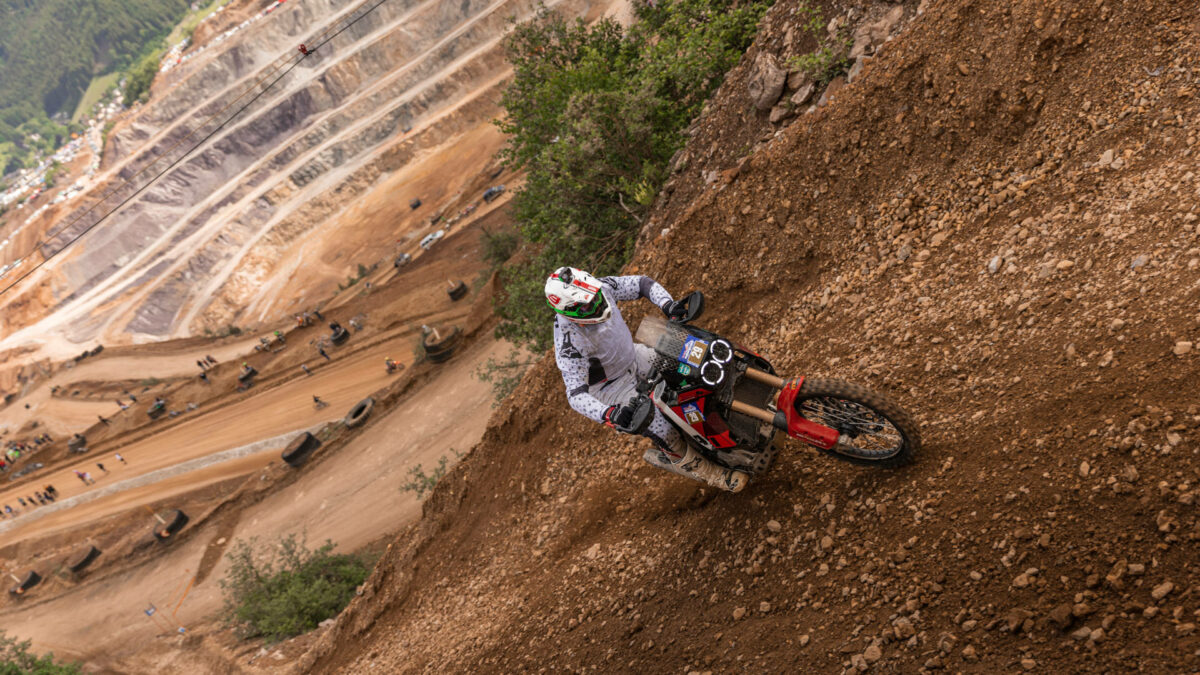 Vídeo: Antoine Meo demuestra lo que el talento puede hacer sobre una DesertX 1 01_DESERTX_ERZBERGRODEO_2023_UC534708_High