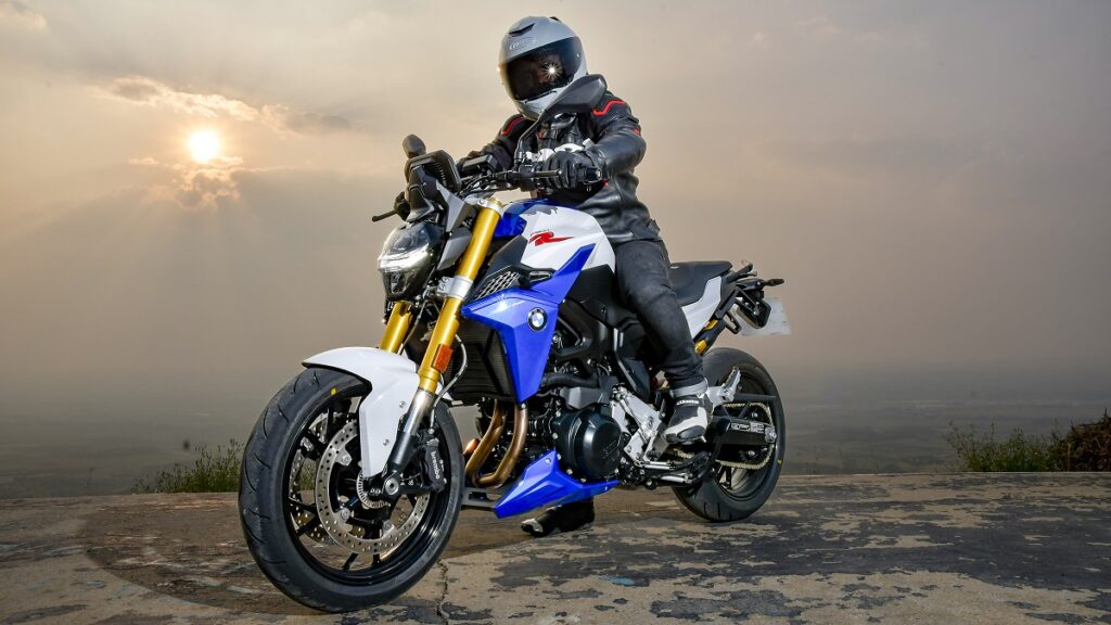 Cómprate una BMW F 900 R apta para el carnet A2 ahorrándote la entrada, y llévate el seguro a todo riesgo desde 34 euros al mes 11 BMW F 900 R 2023, prueba