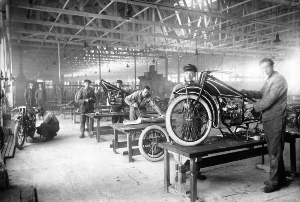Señas de identidad (I): el clásico motor BMW bóxer de 2 cilindros opuestos que hizo historia y continúa hoy vigente 13 BMW R 32 produccion