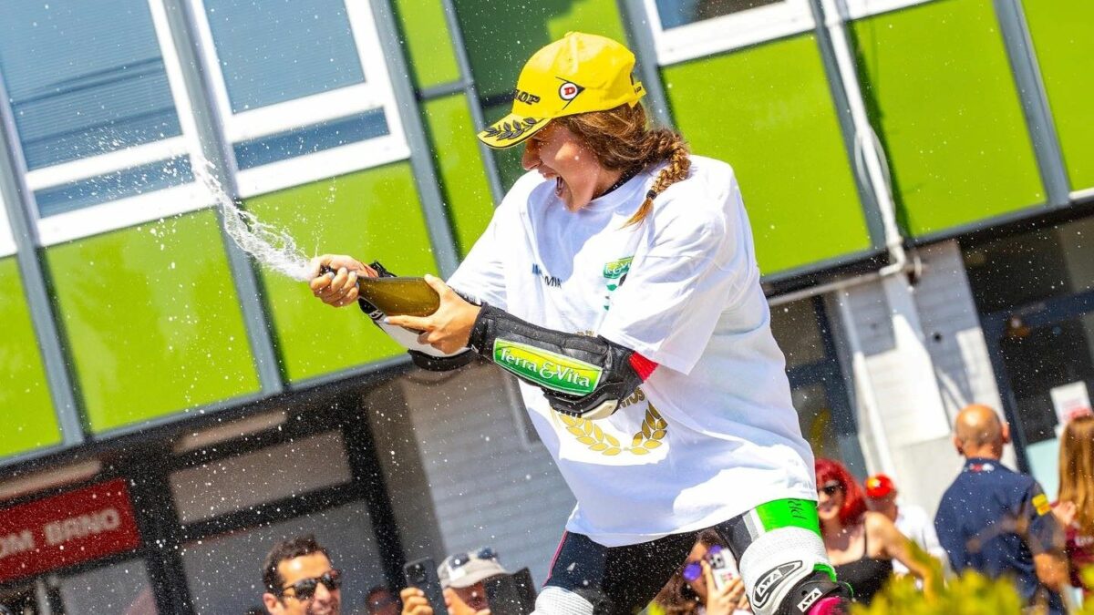 La piloto española Beatriz Neila consigue la cuarta corona consecutiva en el Campeonato Europeo de Velocidad Femenino 1 BeatrizNeilaCampeona2023-2