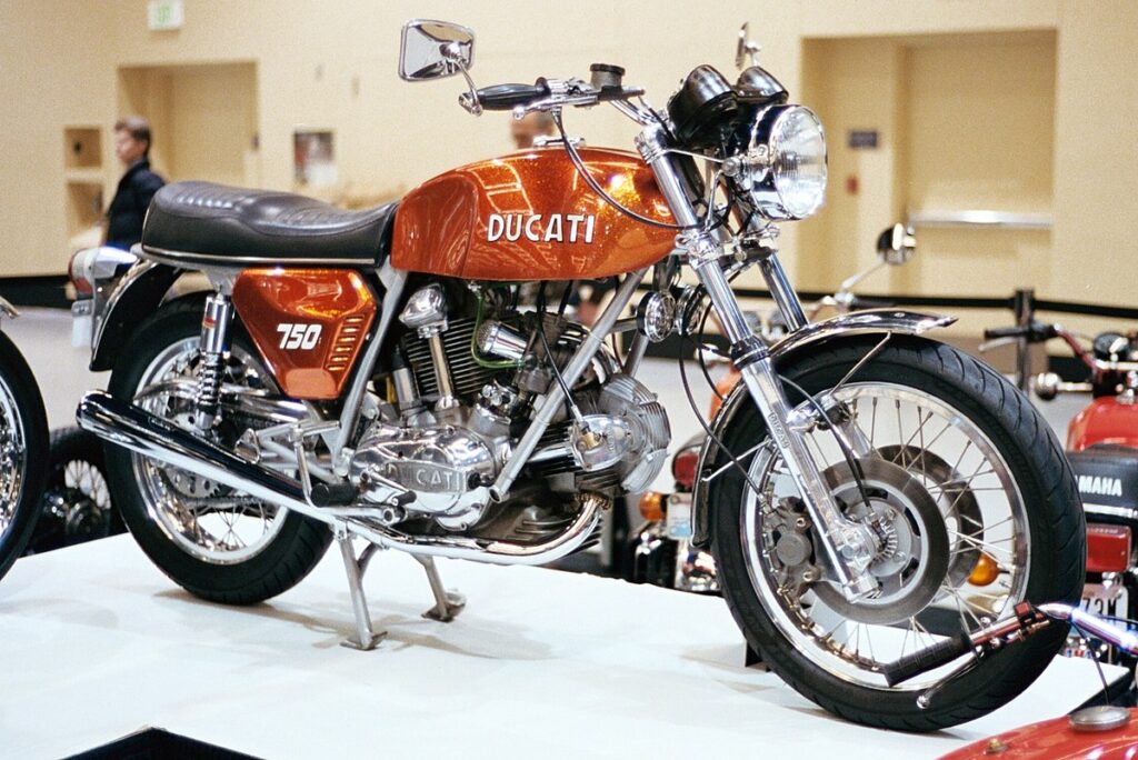 Señas de identidad (II): Las "manías" de Ducati que le han llevado a encumbrarse en el mundo de la moto en 2023 16 Ducati GT 750 1972
