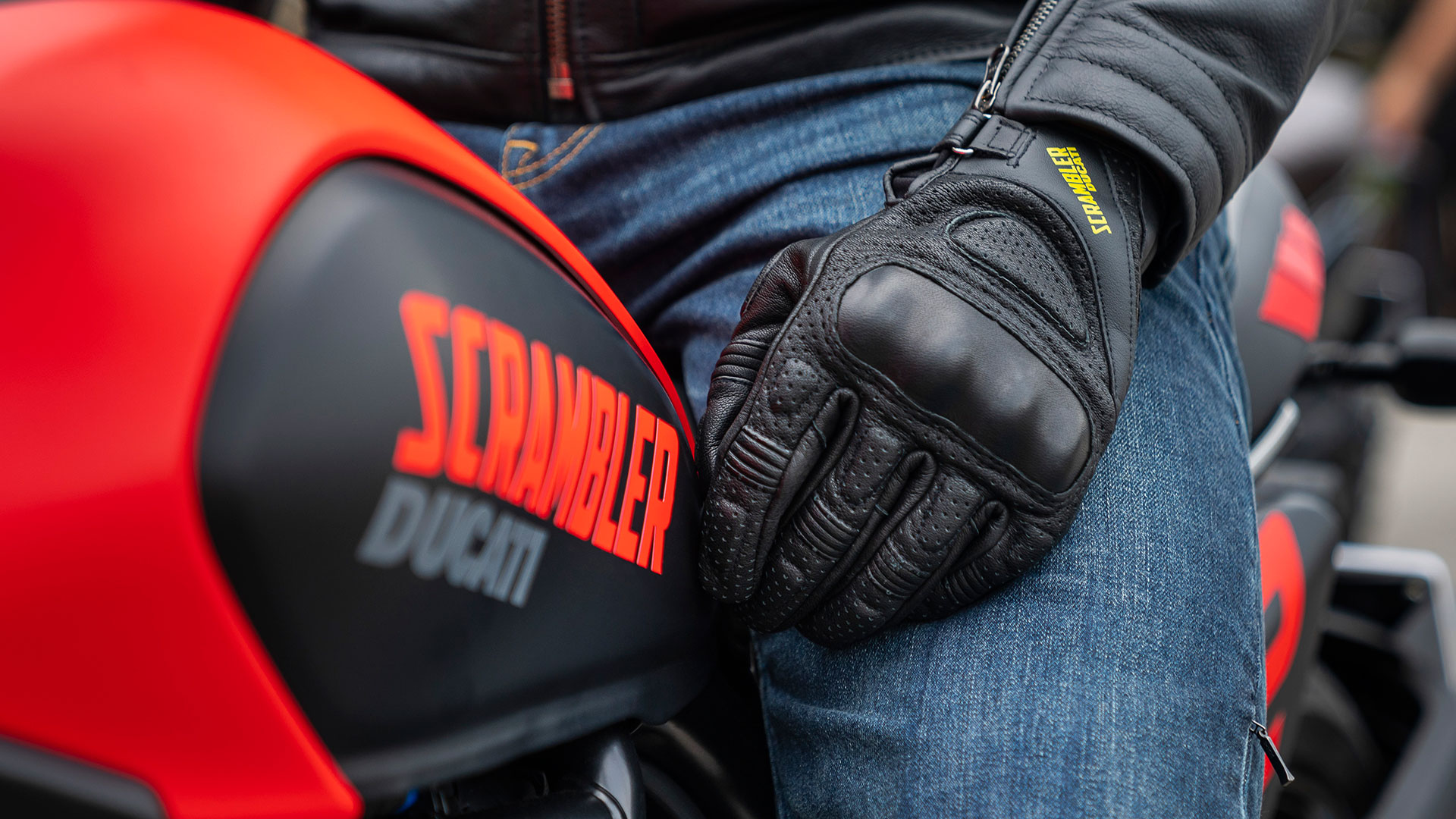 Luce con orgullo tu pasión por Scrambler Ducati: llega a las tiendas la colección de ropa