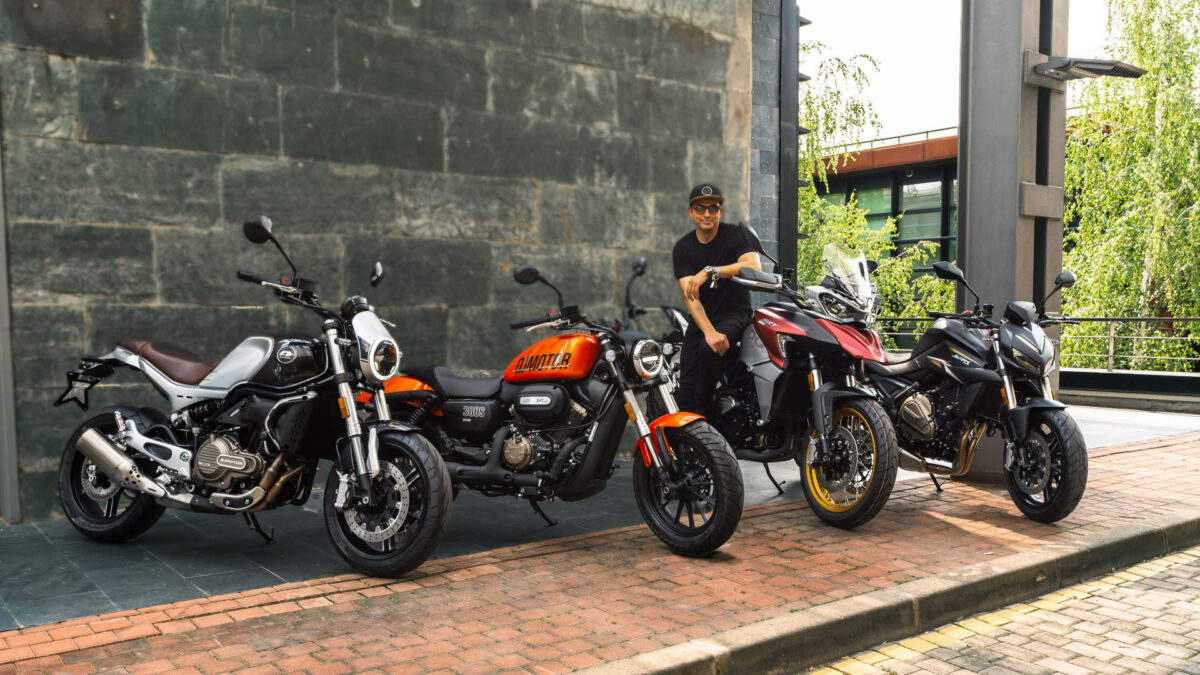Crazy x QJ Motor: una nueva campaña de comunicación que busca acercar la marca a todos los públicos 1 Mario Herraiz y Gama SRK 700 SRV300 SRV550 SRT800X