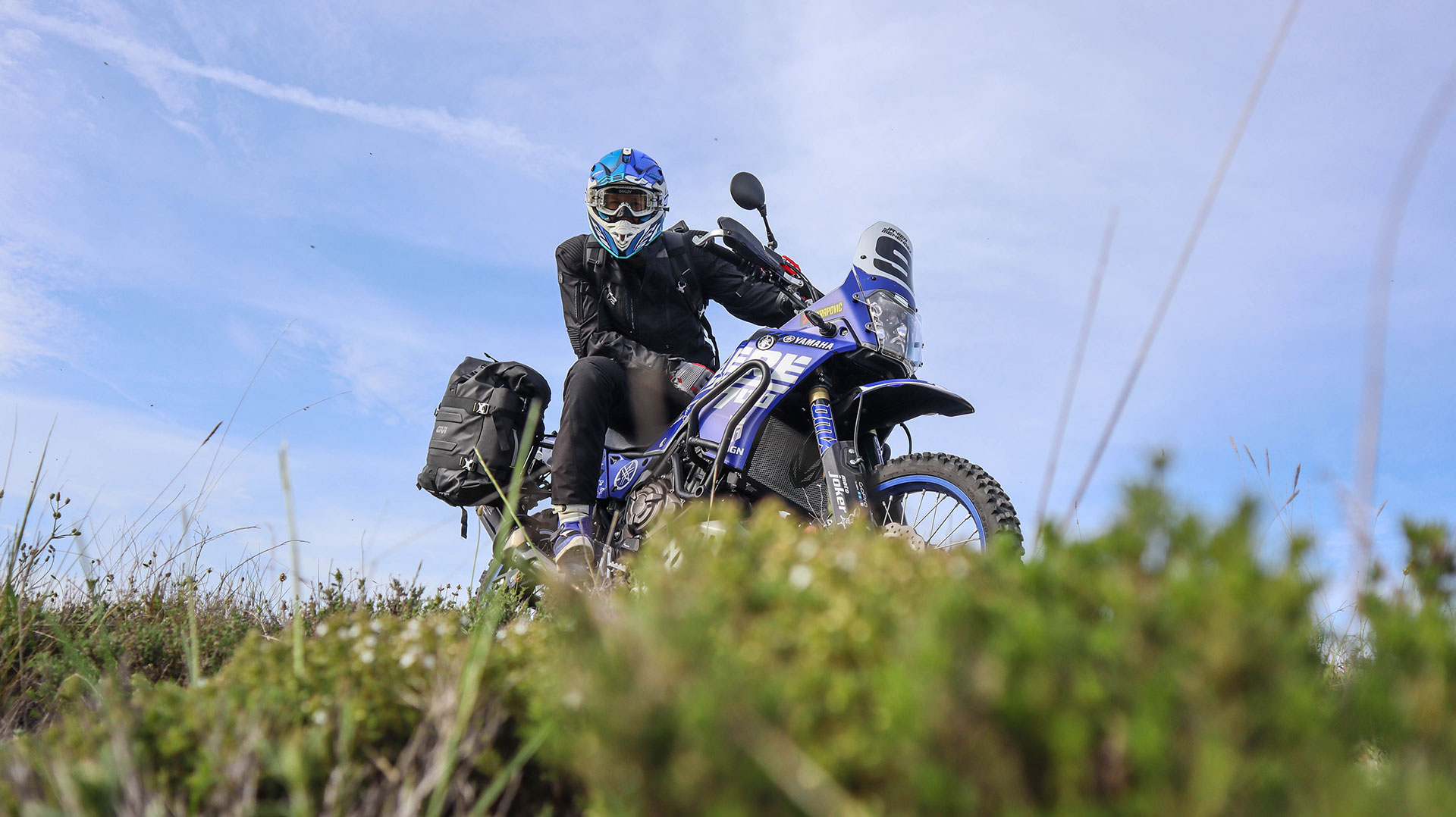 Aumenta la capacidad de carga de la Yamaha Ténéré 700 con GIVI 8 NDP_GIVI_TENERE_ACCION_(1)