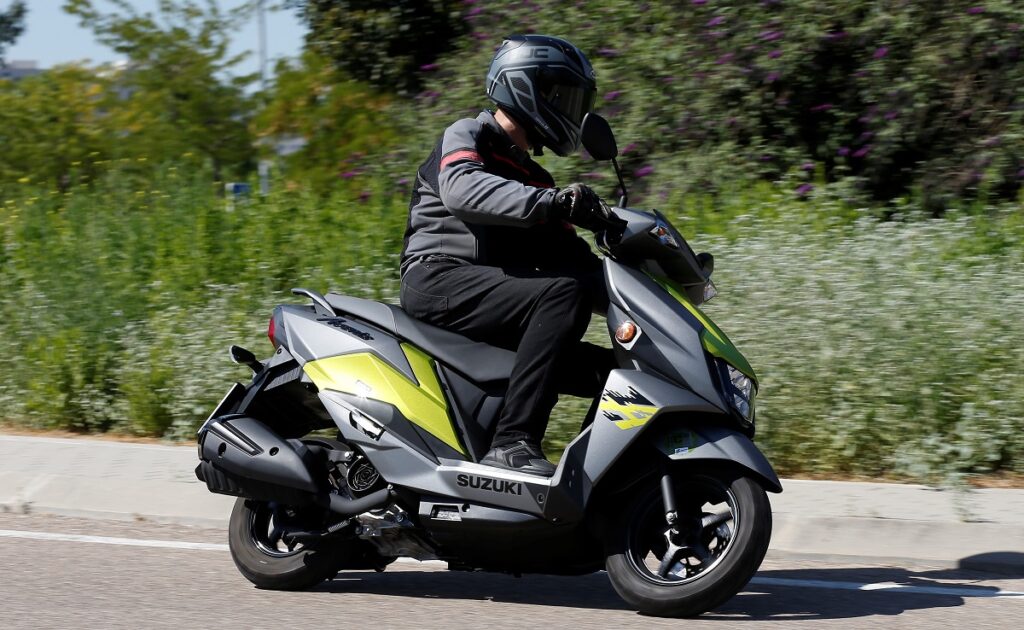 Suzuki Avenis 125 gris y amarillo, 2023