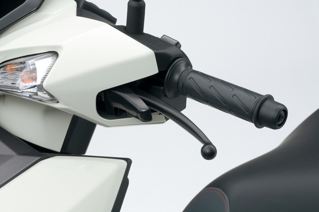 Suzuki Avenis 125 2023 detalles estudio freno estacionamiento