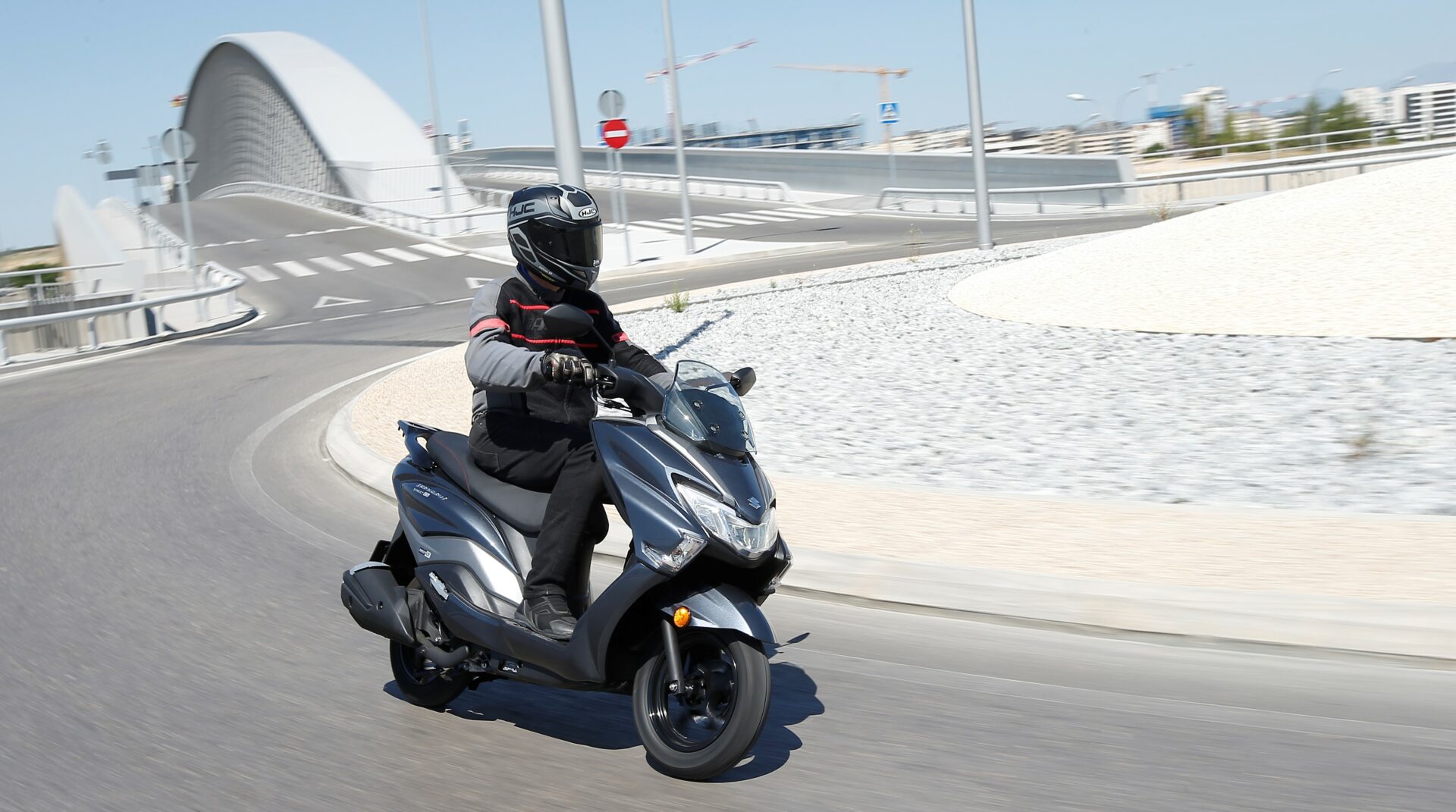 Los scooters superventas para el carnet de coche de Suzuki, con financiación especial y sin intereses 7 Suzuki_Burgman_Street_125_EX_2023_accion_ (7)