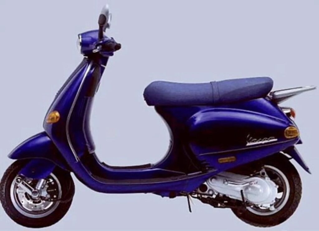 Señas de identidad (III): Vespa, el scooter eterno e invencible desde 1946 13 Vespa ET4 125 1996