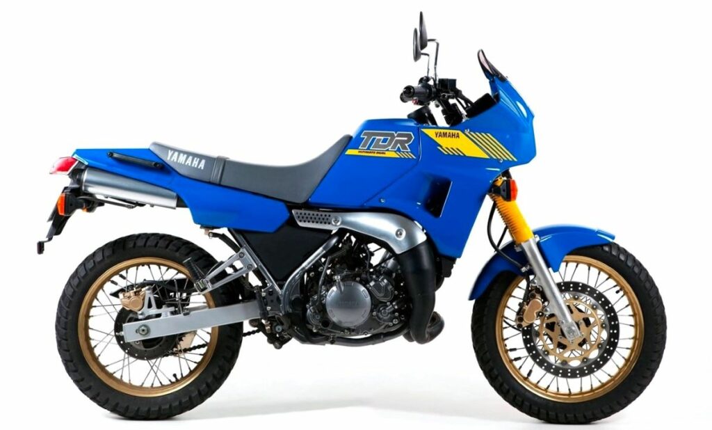 YAMAHA TDR250 estudio lateral derecho