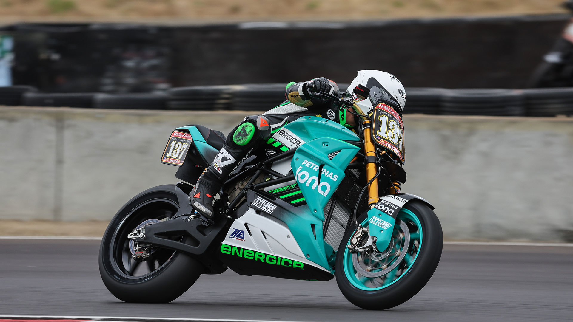 La Energica Eva Ribelle RS consigue batir el récord de vuelta rápida en una moto eléctrica en Laguna Seca