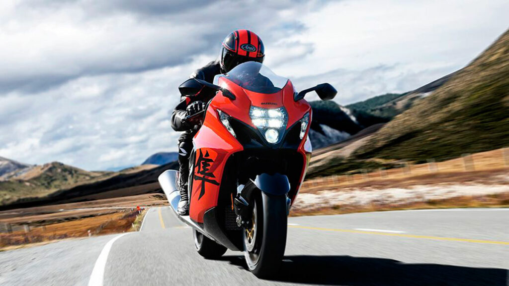Suzuki celebra los 25 años de la Hayabusa por todo lo alto: edición conmemorativa con un diseño especial 13 hayabusa action01