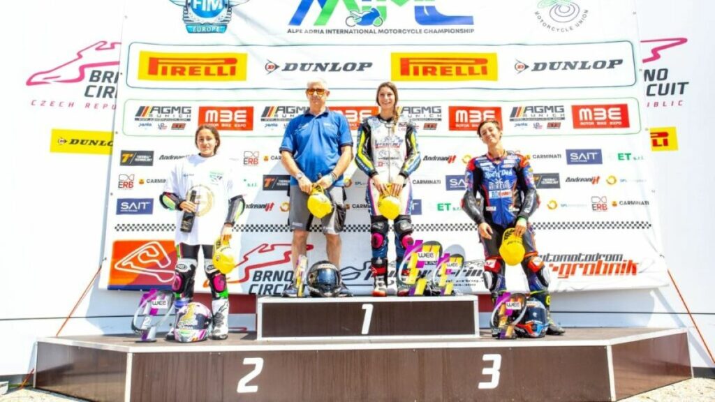 La piloto española Beatriz Neila consigue la cuarta corona consecutiva en el Campeonato Europeo de Velocidad Femenino 10 podio