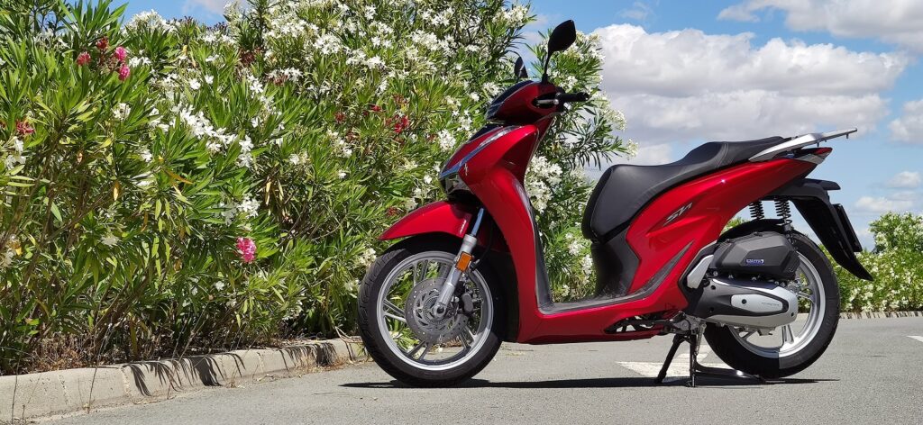 El Honda SH125i sigue siendo una de las opciones más interesantes entre los scooter de rueda alta, y más ahora con la actual promoción 12 Honda SH125i