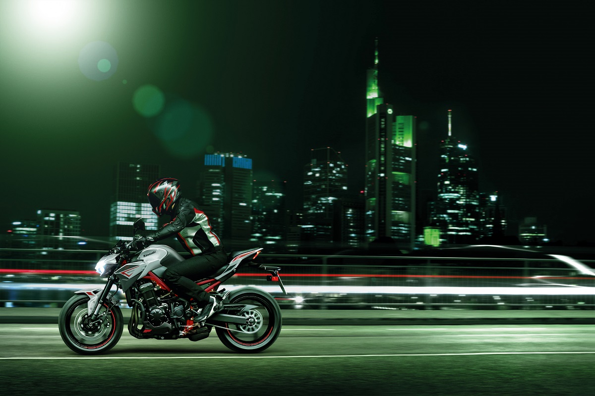 Fotos, las ofertas de las 10 motos más vendidas durante el mes de julio: el verano es tuyo 8 Kawasaki Z900 2022 acción