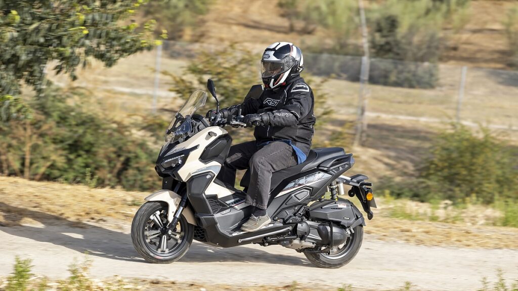 Los scooter SUV 2023 en oferta: una oportunidad para estar a la moda y beneficiarte de la movilidad urbana en moto trail, con rueda pequeña 11 Keeway Vieste XDV 300 2023