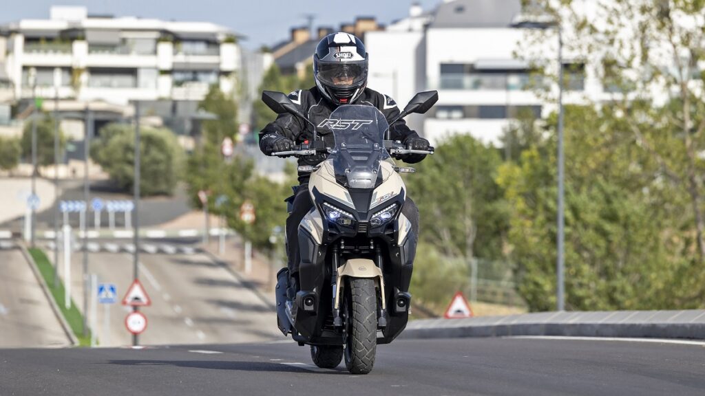 El Keeway Vieste XDV demuestra cómo debe ser un scooter de estilo SUV impecable en ciudad y extrarradio, con versiones 125 y 300 cc 12 Keeway Vieste XDV 300 2023