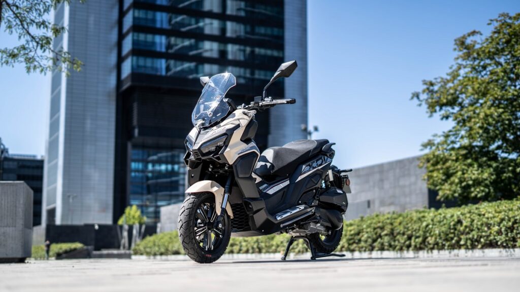 El Keeway Vieste XDV demuestra cómo debe ser un scooter de estilo SUV impecable en ciudad y extrarradio, con versiones 125 y 300 cc 11 Keeway Vieste XDV 300 2023, fotos estáticas de estudio y exterior