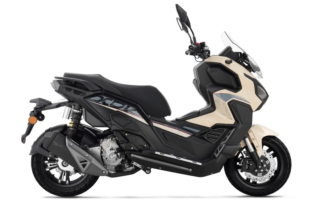 Los scooter SUV 2023 en oferta: una oportunidad para estar a la moda y beneficiarte de la movilidad urbana en moto trail, con rueda pequeña 16 Keeway Vieste XDV 300 2023, fotos estáticas de estudio y exterior