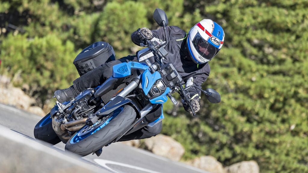 Es una moto japonesa 800 de vanguardia para el carnet A2 o A y ahora cuesta menos que un scooter 400 9 Prueba Suzuki GSX-8S 2023