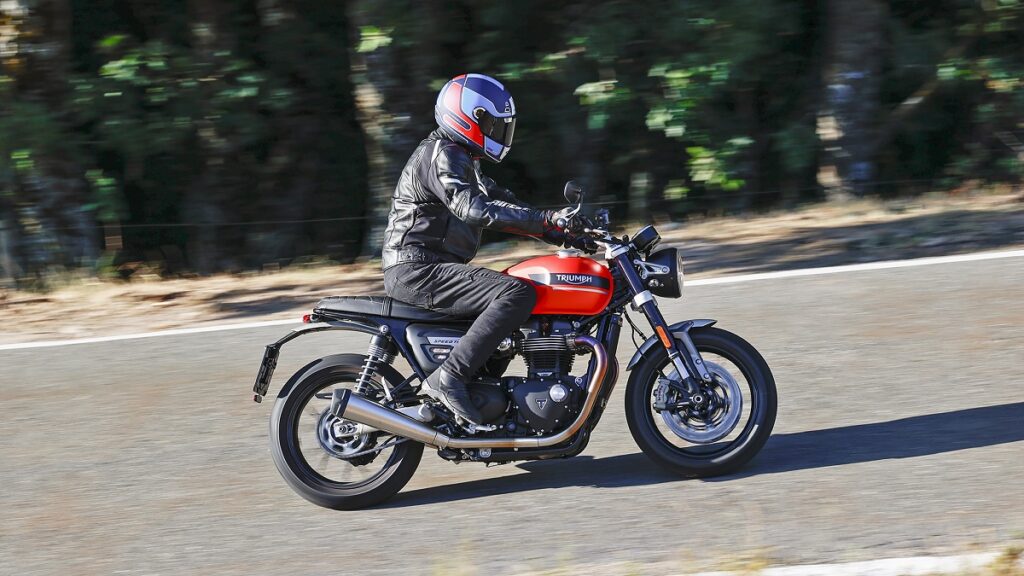 Prueba Triumph Speed Twin 1200: para nostálgicos a los que les gusta pasarlo bien en moto por todas partes, entre calles o curvas 15 Triumph Speed Twin 1200 2023