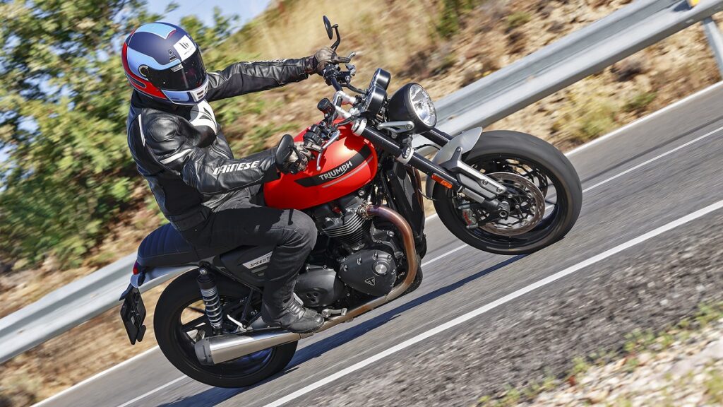 Prueba Triumph Speed Twin 1200: para nostálgicos a los que les gusta pasarlo bien en moto por todas partes, entre calles o curvas 20 Triumph Speed Twin 1200 2023