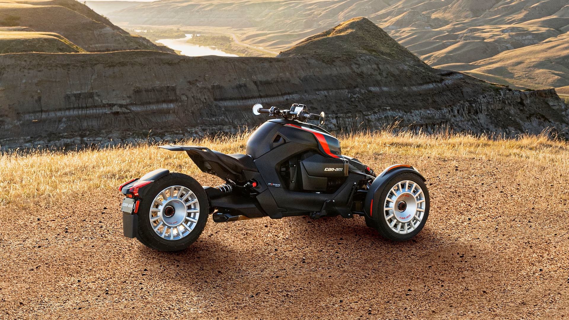 Novedades Can-Am 2024: sus motos de 3 ruedas se actualizan… ¡y se añade una variante rally!