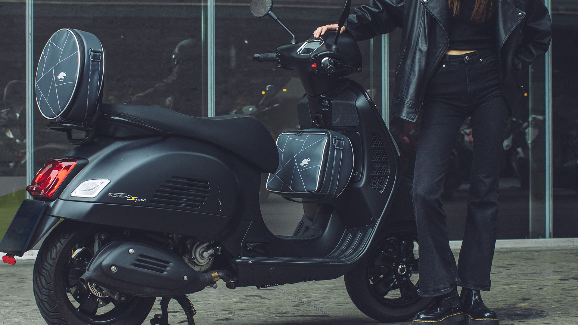 El mejor homenaje de Kappa a Vespa llega en forma de nuevas bolsas blandas 5 ndp kappa vespa accion 9