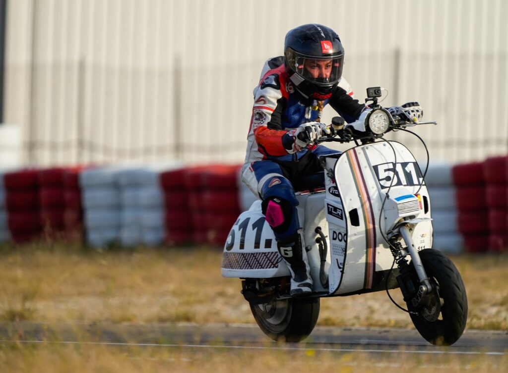 ¡Récord Guinness conseguido!: la distancia más larga jamás cubierta por una moto eléctrica, a manos de un equipo español en 2023 11 24 horas vespa accion 1